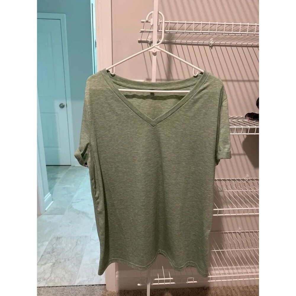 Women’s v-neck tee